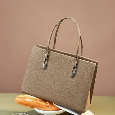 Túi Xách Tay Nữ Tote Da Công Sở Size 35 Đựng Laptop A4 - LADYSAM LDS2.305 1.115.000₫ 8 Túi Xách Tay Nữ Tote Da Công Sở Size 35 Đựng Laptop A4 - LADYSAM LDS2.305 1.115.000₫ 8