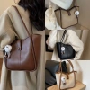 Túi xách tote nữ da PU cao cấp, hai quai basic, kèm charm gấu – Giá chỉ 169k