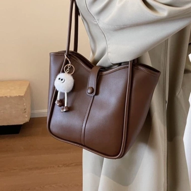 Túi xách tote nữ da PU cao cấp, hai quai basic, kèm charm gấu – Giá chỉ 169k 2
