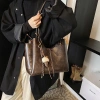 Túi xách tote nữ da PU công sở 3 ngăn kèm charm thanh lịch - Giá 139k 6