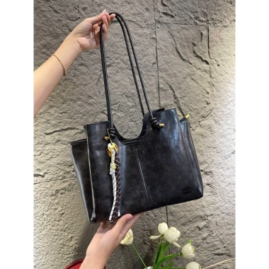 Túi xách tote nữ da PU công sở 3 ngăn kèm charm thanh lịch - Giá 139k