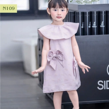 Váy bé gái Oli River - Đầm công chúa nơ to, 2 kiểu cổ dễ thương, vải mềm mịn, 315.000 VND Váy bé gái Oli River - Đầm công chúa nơ to, 2 kiểu cổ dễ thương, vải mềm mịn, 315.000 VND