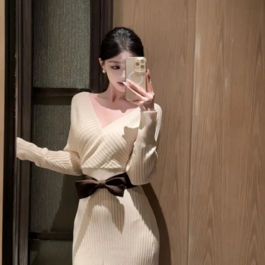 Váy dệt kim dài tay cổ V hồng kiểu Pháp nữ - giá ưu đãi 124.027 VND