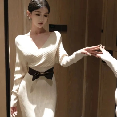 Váy dệt kim dài tay cổ V hồng kiểu Pháp nữ - giá ưu đãi 124.027 VND