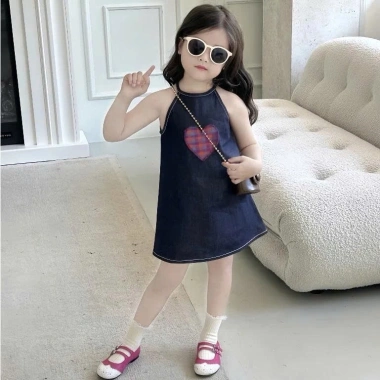 Váy Jean Bé Gái Sát Nách In Tim – Phong Cách Hàn Quốc Mùa Hè Giá 127.5k Váy Jean Bé Gái Sát Nách In Tim – Phong Cách Hàn Quốc Mùa Hè Giá 127.5k