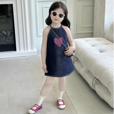 Váy Jean Bé Gái Sát Nách In Tim – Phong Cách Hàn Quốc Mùa Hè Giá 127.5k 2 Váy Jean Bé Gái Sát Nách In Tim – Phong Cách Hàn Quốc Mùa Hè Giá 127.5k 2