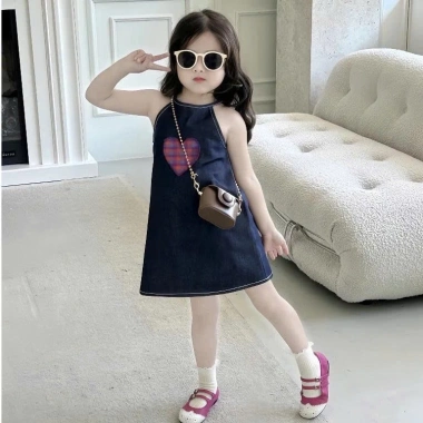 Váy Jean Bé Gái Sát Nách In Tim – Phong Cách Hàn Quốc Mùa Hè Giá 127.5k 3 Váy Jean Bé Gái Sát Nách In Tim – Phong Cách Hàn Quốc Mùa Hè Giá 127.5k 3