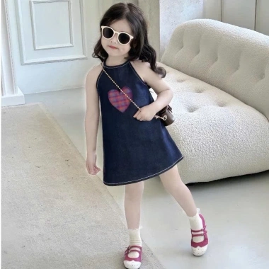 Váy Jean Bé Gái Sát Nách In Tim – Phong Cách Hàn Quốc Mùa Hè Giá 127.5k 4 Váy Jean Bé Gái Sát Nách In Tim – Phong Cách Hàn Quốc Mùa Hè Giá 127.5k 4