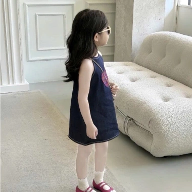 Váy Jean Bé Gái Sát Nách In Tim – Phong Cách Hàn Quốc Mùa Hè Giá 127.5k 6 Váy Jean Bé Gái Sát Nách In Tim – Phong Cách Hàn Quốc Mùa Hè Giá 127.5k 6