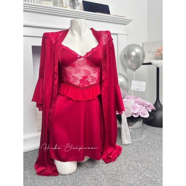 Váy ngủ lụa Hube Sleepwear đỏ phối ren, áo choàng eo béo, dáng xoè - giảm giá 485k 2 Váy ngủ lụa Hube Sleepwear đỏ phối ren, áo choàng eo béo, dáng xoè - giảm giá 485k 2