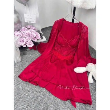 Váy ngủ lụa Hube Sleepwear đỏ phối ren, áo choàng eo béo, dáng xoè - giảm giá 485k 6 Váy ngủ lụa Hube Sleepwear đỏ phối ren, áo choàng eo béo, dáng xoè - giảm giá 485k 6