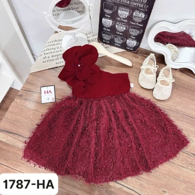 Váy Noel bé gái Cherry Kids đỏ nhung, áo lệch vai, chân váy xoè rộng, 10-30kg 4 Váy Noel bé gái Cherry Kids đỏ nhung, áo lệch vai, chân váy xoè rộng, 10-30kg 4