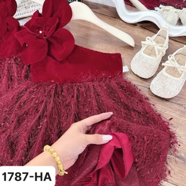 Váy Noel bé gái Cherry Kids đỏ nhung, áo lệch vai, chân váy xoè rộng, 10-30kg 6 Váy Noel bé gái Cherry Kids đỏ nhung, áo lệch vai, chân váy xoè rộng, 10-30kg 6