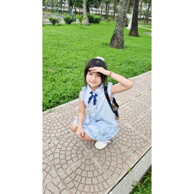 Váy sơ mi bé gái sát nách cotton an toàn, kèm nơ rời xinh, phong cách học sinh - Giá chỉ 199.000 VND 3