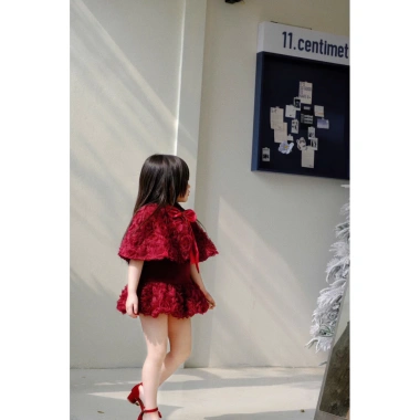 Váy Tết bé The Moon tone đỏ phủ hoa nổi dày, kèm cape choàng mềm mại – giá ưu đãi 475.000 VND 2