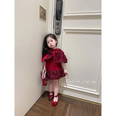 Váy Tết bé The Moon tone đỏ phủ hoa nổi dày, kèm cape choàng mềm mại – giá ưu đãi 475.000 VND 3