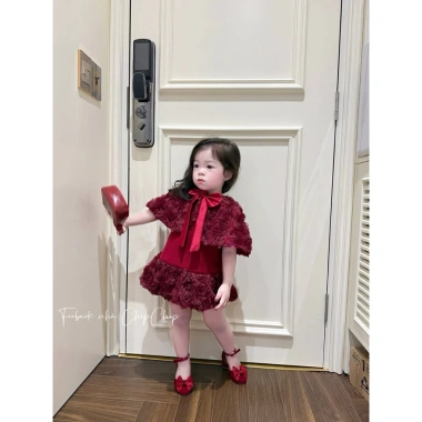 Váy Tết bé The Moon tone đỏ phủ hoa nổi dày, kèm cape choàng mềm mại – giá ưu đãi 475.000 VND 4