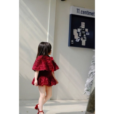 Váy Tết bé The Moon tone đỏ phủ hoa nổi dày, kèm cape choàng mềm mại – giá ưu đãi 475.000 VND 9