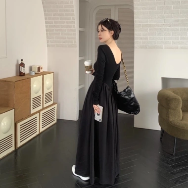 Váy thun dài tay xoè dáng dài khoét lưng V quyến rũ thời trang thu đông 2.022
