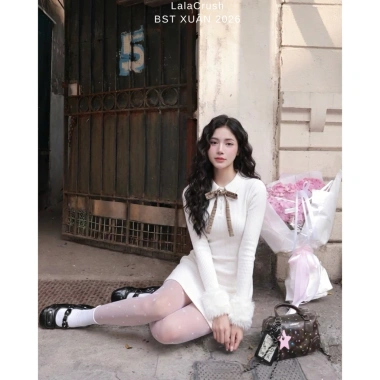 Váy trắng xòe Ivy Dress cổ bèo tay lông vũ len - Lễ hội Noel và Tết, chụp ảnh café, giảm giá 355k