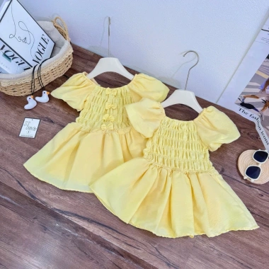 Váy vàng cổ vuông cho bé gái kèm vịt đeo cổ - Giảm giá 21% chỉ 89.999đ 2