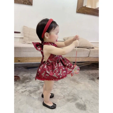 Váy yếm Trung Thu gấm đỏ bé gái - Đẹp sang, thoải mái đi tiệc, đi chơi, giá ưu đãi 275k
