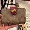 Ví c gái Medium Corner Zip Canvas Signature - Chỉ 520.000 VND, giảm mạnh