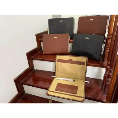 Ví cầm tay bản lớn A4 da thật 1 khóa kéo CT002 - Giá ưu đãi 2.250.000 VND 2 Ví cầm tay bản lớn A4 da thật 1 khóa kéo CT002 - Giá ưu đãi 2.250.000 VND 2