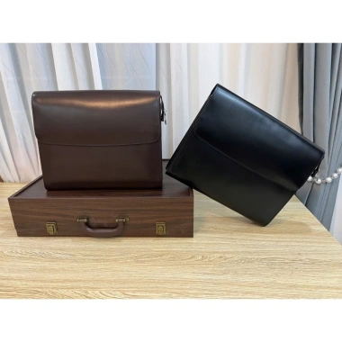 Ví cầm tay da bò thật, ngăn vừa khổ A4, giảm giá 28% chỉ 2.890.000₫