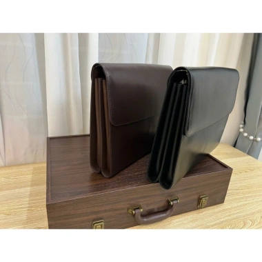 Ví cầm tay da bò thật, ngăn vừa khổ A4, giảm giá 28% chỉ 2.890.000₫ 6 Ví cầm tay da bò thật, ngăn vừa khổ A4, giảm giá 28% chỉ 2.890.000₫ 6