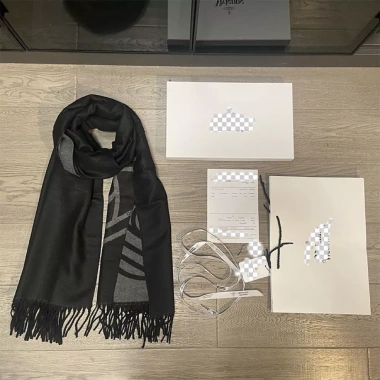 Vivienne Westwood Khăn Choàng Giả Cashmere Two Face Sao Thổ - Mềm Ấm, 347.904₫