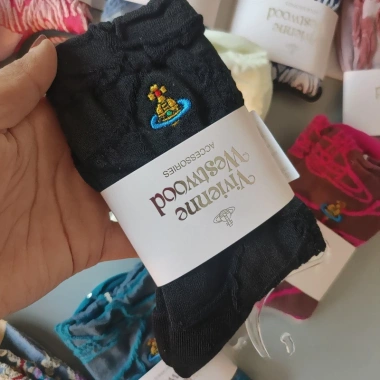 Vivienne Westwood Saturn Thêu 3D Rỗng Màu Tương Phản Tất Ống Giữa Nữ