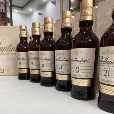 Vỏ chai rượu Ballantines 21 - Nhỏ gọn, bọc cổ chai tặng kèm, giá chỉ 35.100₫