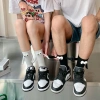 Vớ cotton dài Harajuku hút nam châm hình bàn tay unisex trắng đen – Siêu mềm 2