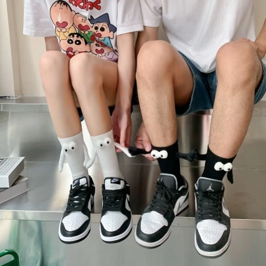 Vớ cotton dài Harajuku hút nam châm hình bàn tay unisex trắng đen – Siêu mềm 2 Vớ cotton dài Harajuku hút nam châm hình bàn tay unisex trắng đen – Siêu mềm 2