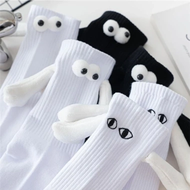 Vớ cotton dài Harajuku hút nam châm hình bàn tay unisex trắng đen – Siêu mềm