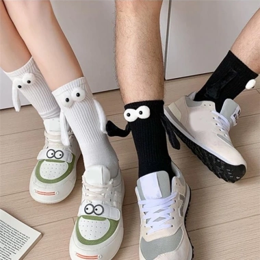 Vớ cotton dài Harajuku hút nam châm hình bàn tay unisex trắng đen – Siêu mềm