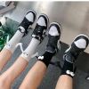 Vớ cotton dài Harajuku hút nam châm hình bàn tay unisex trắng đen – Siêu mềm 7