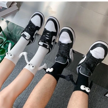 Vớ cotton dài Harajuku hút nam châm hình bàn tay unisex trắng đen – Siêu mềm