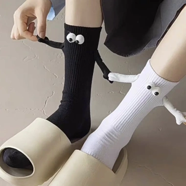 Vớ cotton dài Harajuku hút nam châm hình bàn tay unisex trắng đen – Siêu mềm