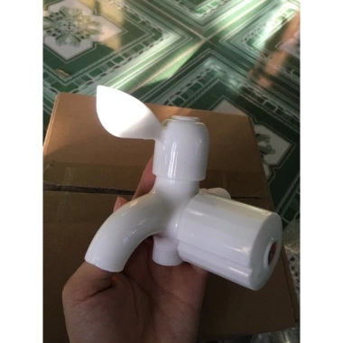 Vòi nhựa liền sen tiện lợi, chất lượng cao, giá 30.000 VND giảm từ 37.500 VND