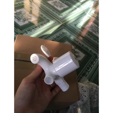 Vòi nhựa liền sen tiện lợi, chất lượng cao, giá 30.000 VND giảm từ 37.500 VND