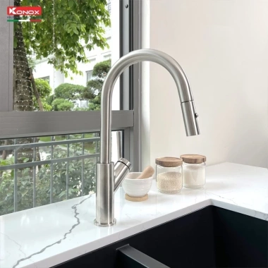 Vòi rửa bát Konox Alto 2 đường nước nóng lạnh dây rút xoay 360 inox 304 - Giá 3.65 triệu