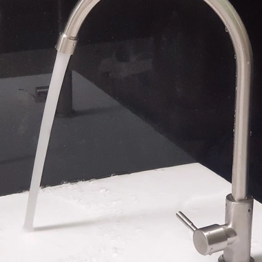 Vòi rửa chén lạnh Inox SUS304 Eurolife EL‑RC07 trắng vàng – Thiết kế hiện đại, tiết kiệm nước, bền bì, giá ưu đãi