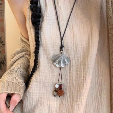 Vòng cổ lá bạc Ginkgo và lông vũ phong cách Trung Hoa Dễ phối đồ chụp ảnh đẹp, giá chỉ 21.500₫