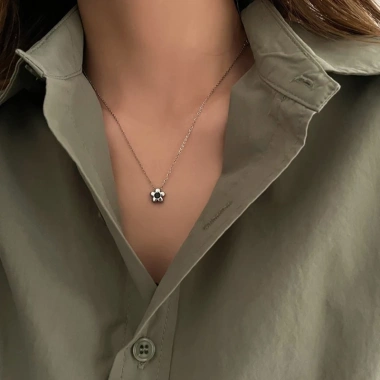 Vòng cổ mặt dây chuyền hoa đen kim loại Ador cho nữ - Cá tính, đơn giản 7