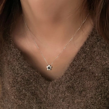 Vòng cổ mặt dây chuyền hoa đen kim loại Ador cho nữ - Cá tính, đơn giản 8