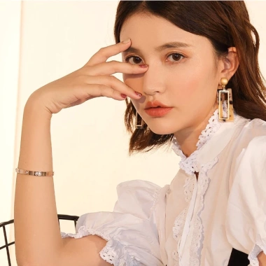 Vòng đeo tay thép titan 18K đính kim cương, thanh lịch cho nữ - Giá 34.485 VND 3