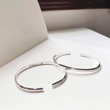 Vòng tay bạc Miuu Silver kiềng tay unisex khắc chữ giảm giá 20% chỉ 1.000.000đ 2 Vòng tay bạc Miuu Silver kiềng tay unisex khắc chữ giảm giá 20% chỉ 1.000.000đ 2