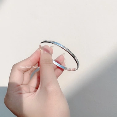 Vòng tay bạc Miuu Silver kiềng tay unisex khắc chữ giảm giá 20% chỉ 1.000.000đ